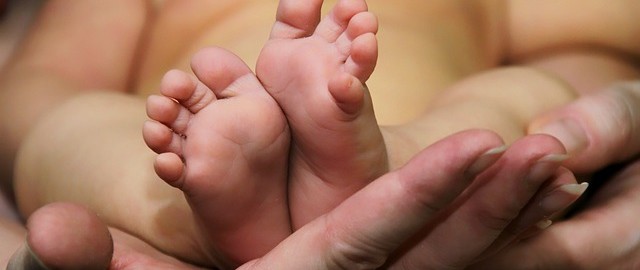 Odwiedziny po porodzie – kiedy goście są mile widziani, a kiedy nachalni?