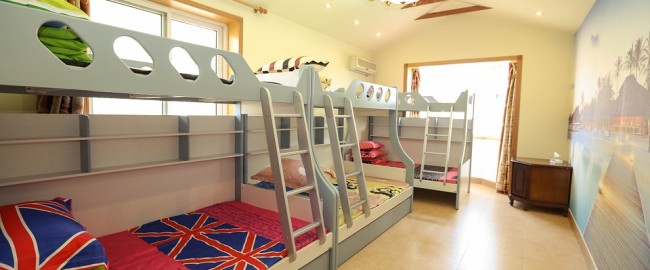Łóżko piętrowe w dziecięcym pokoju.