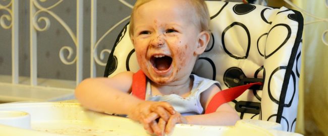 Nauka samodzielnego jedzenia nie musi być trudna. Jak nauczyć dziecko jeść sztućcami?