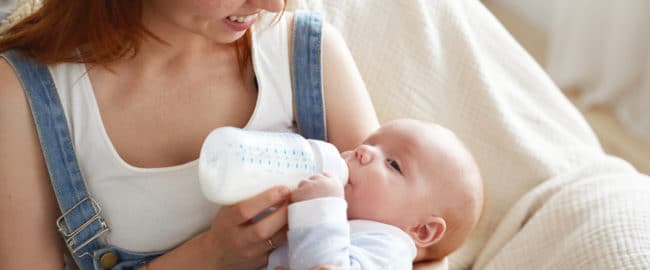 Modyfikowane mleko dla niemowlaka – co warto mieć na uwadze, włączając je do diety dziecka?
