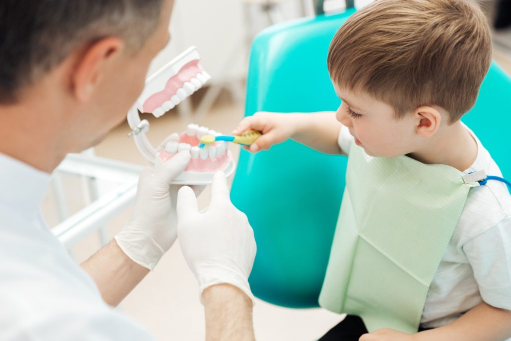 Pielęgnacja jamy ustnej dzieci w wieku szkolnym 