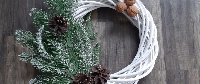 Wieniec na drzwi DIY – banalna wersja zimowo-świąteczna