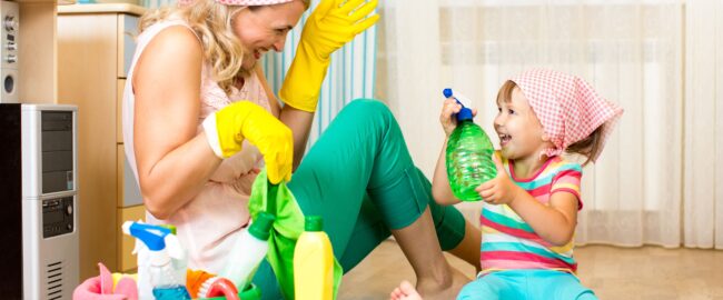 Jak ogarnąć sprzątanie i opiekę nad dzieckiem? Sprawdź nasze sposoby!