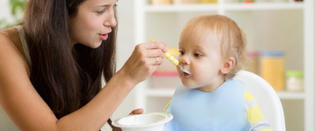 Kiedy zacząć wprowadzać nowe pokarmy do diety niemowlęcia?