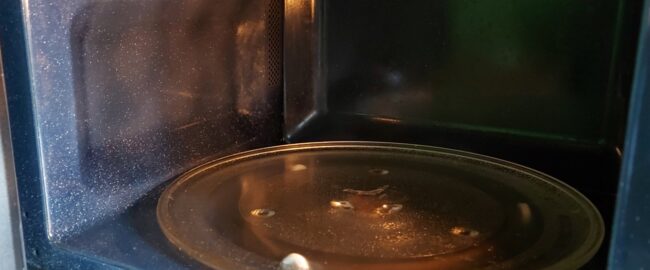 Jak wyczyścić kuchenkę mikrofalową – skuteczne sposoby bez chemii