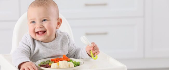Po czym poznać, że niemowlę jest gotowe na rozszerzanie diety? Wyjaśniamy!