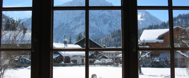 Dekoracje okien na zimę i święta – jak ozdobić okna