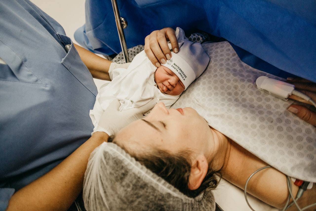 Poród francuski — rozwiązanie pomiędzy cesarskim cięciem a porodem naturalnym. Na czym polega?