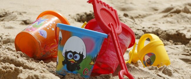 Najlepsze zabawki na wakacje: jak przygotować się na pierwsze lato z dzieckiem?