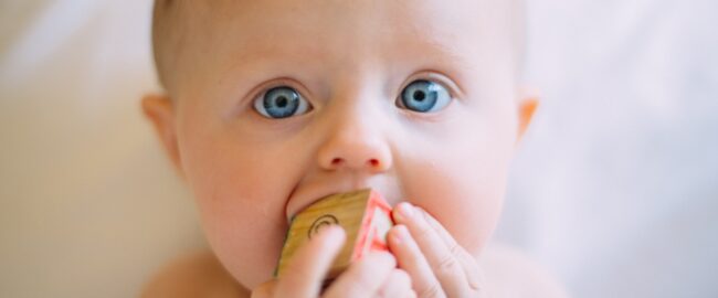 Afty u niemowląt — skąd się biorą i jak je leczyć?