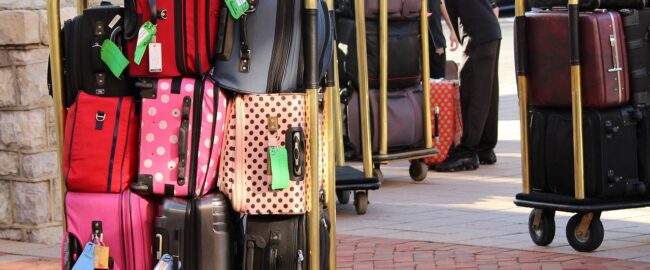 Osiem sprawdzonych patentów na efektywne pakowanie bagażu