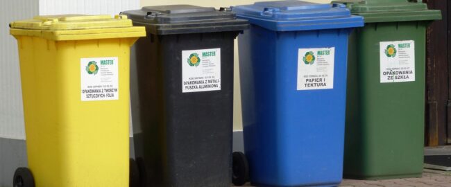 Coraz więcej Polaków segreguje śmieci i zastanawia się czy wyrzucone opakowania poddawane są recyklingowi