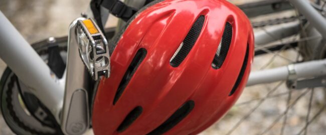 Brak kasku podczas wypadku na rowerze niekoniecznie wpływa na wysokość odszkodowania