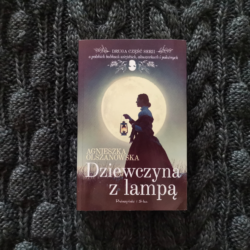 Dziewczyna z lampą – Agnieszka Olszanowska
