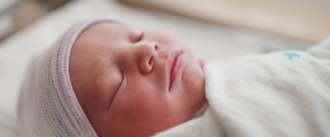 Smółka – pierwsza kupa noworodka. Jak wygląda i kiedy powinna się pojawić?