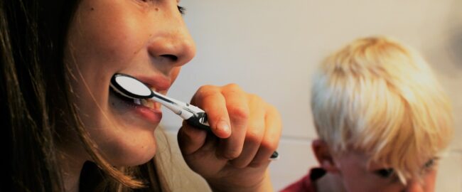 Próchnica u dzieci. Kiedy zacząć myć zęby dziecku i jak długo tego pilnować?