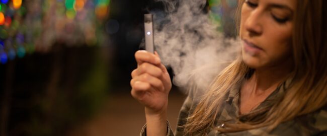 E-papierosy – plaga w polskich szkołach. Wapuje blisko połowa uczniów