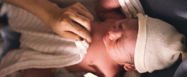 Poród hands off to najnowszy trend. Co to znaczy?