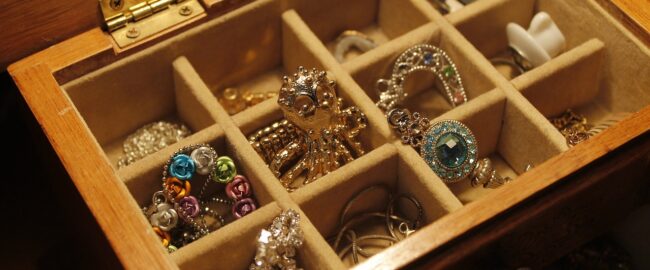Przechowywanie biżuterii – jak prawidłowo przechowywać biżuterię?
