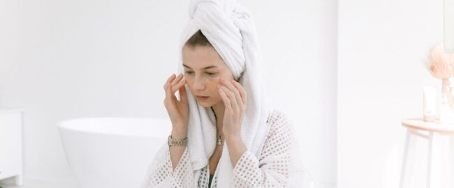 Domowa pielęgnacja twarzy – rola codziennych nawyków w profilaktyce przeciwstarzeniowej i minimalizacji problemów skórnych