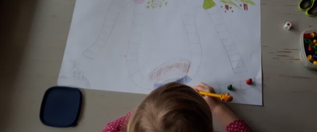 Chore dziecko, L4 i cztery ściany. 6 zabaw, które naprawdę działają