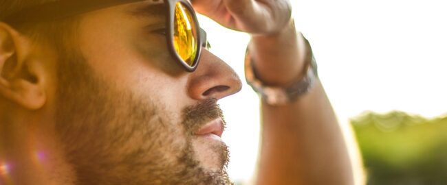 Okulary przeciwsłoneczne – jak wybrać je mądrze i zadbać o zdrowie oczu?