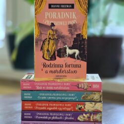 Poradnik prawdziwej damy. Rodzinna fortuna a morderstwo – Dianne Freeman